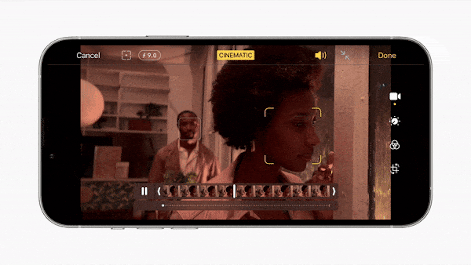 iPhone 13 När du filmar och växlar fokus mellan för- och bakgrund på nya iPhone 13 sker det mer elegant och filmiskt än tidigare.